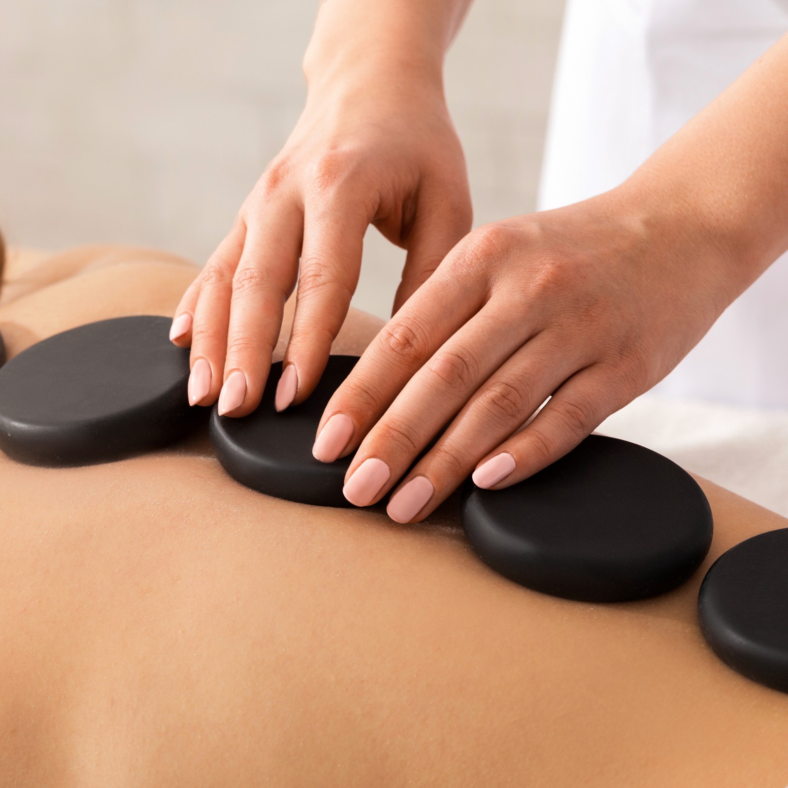 Hot-Stone-Massage – Stockfoto zur Illustration